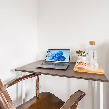 En-Suit Room With Free Dedicated Parking Манчестър Екстериор снимка