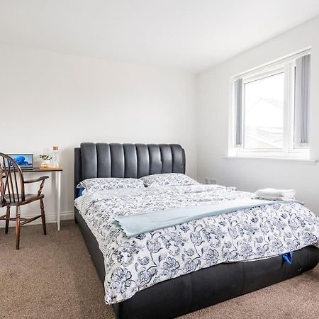 En-Suit Room With Free Dedicated Parking Манчестър Екстериор снимка