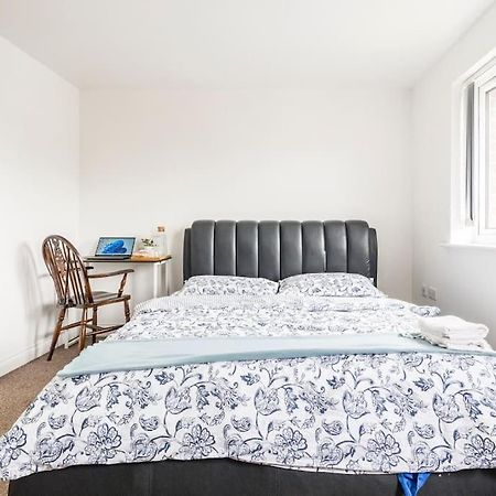 En-Suit Room With Free Dedicated Parking Манчестър Екстериор снимка