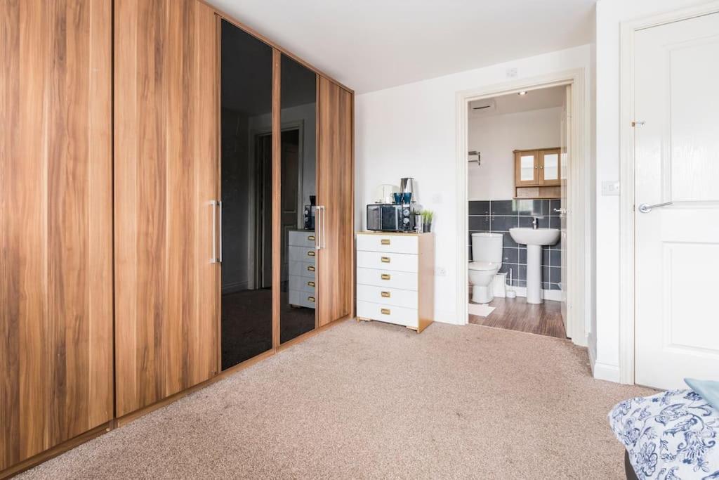 En-Suit Room With Free Dedicated Parking Манчестър Екстериор снимка
