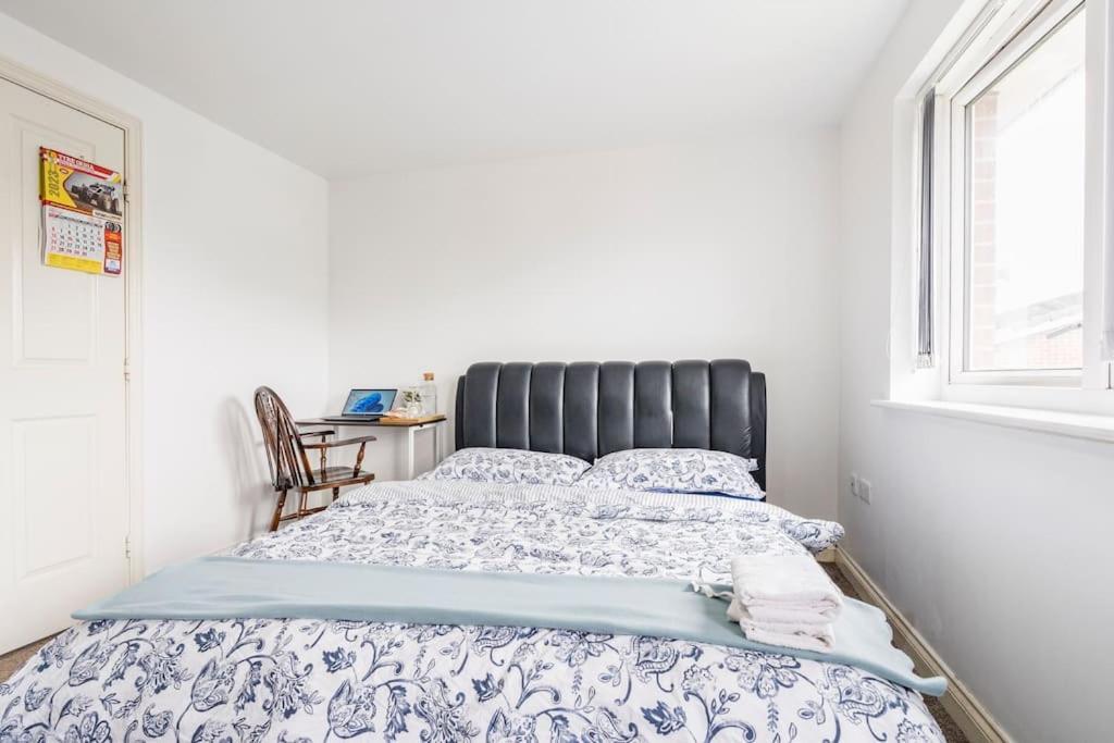 En-Suit Room With Free Dedicated Parking Манчестър Екстериор снимка