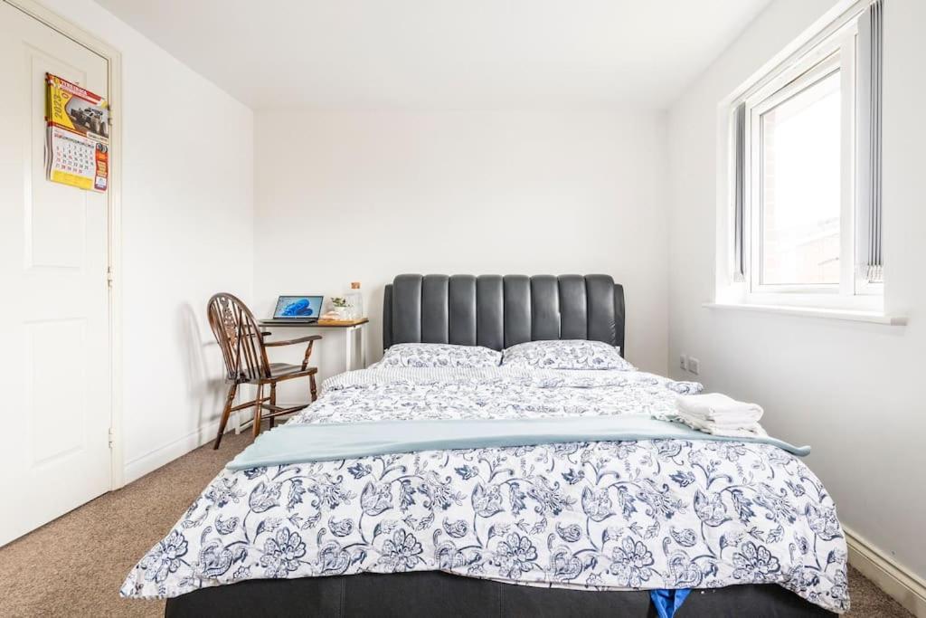 En-Suit Room With Free Dedicated Parking Манчестър Екстериор снимка